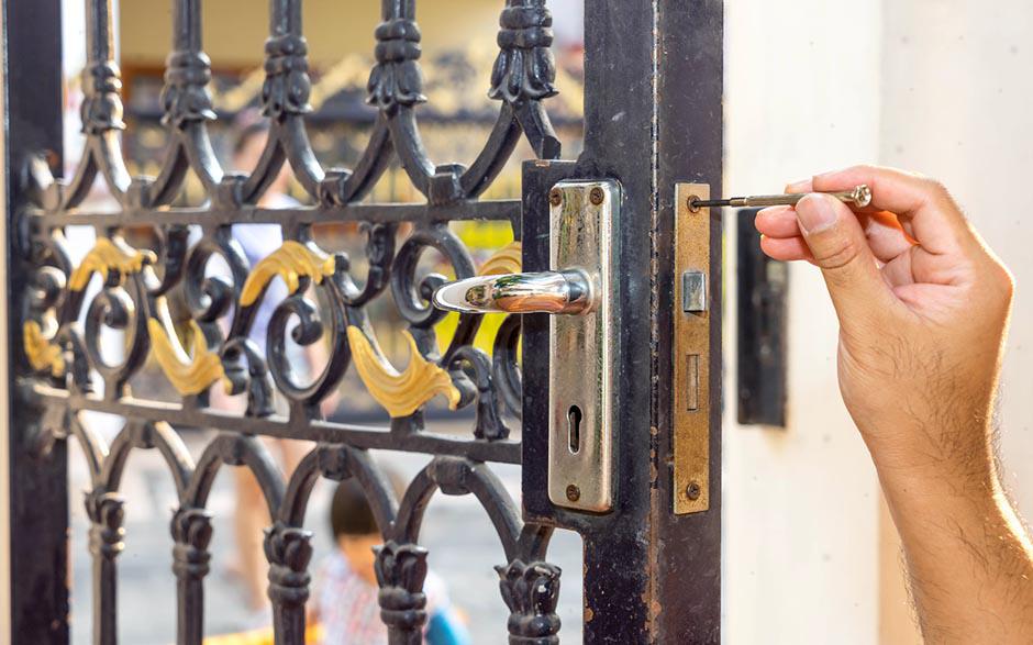 service serrurier prix changement serrure Paris 8